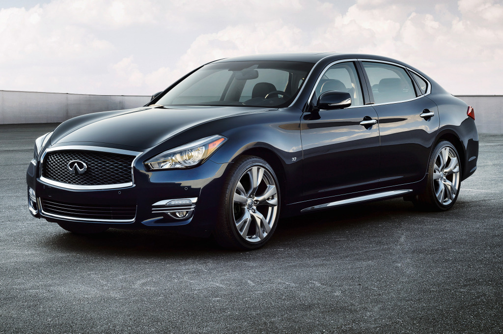 2015-Infiniti-Q70L-front-side-view-parked