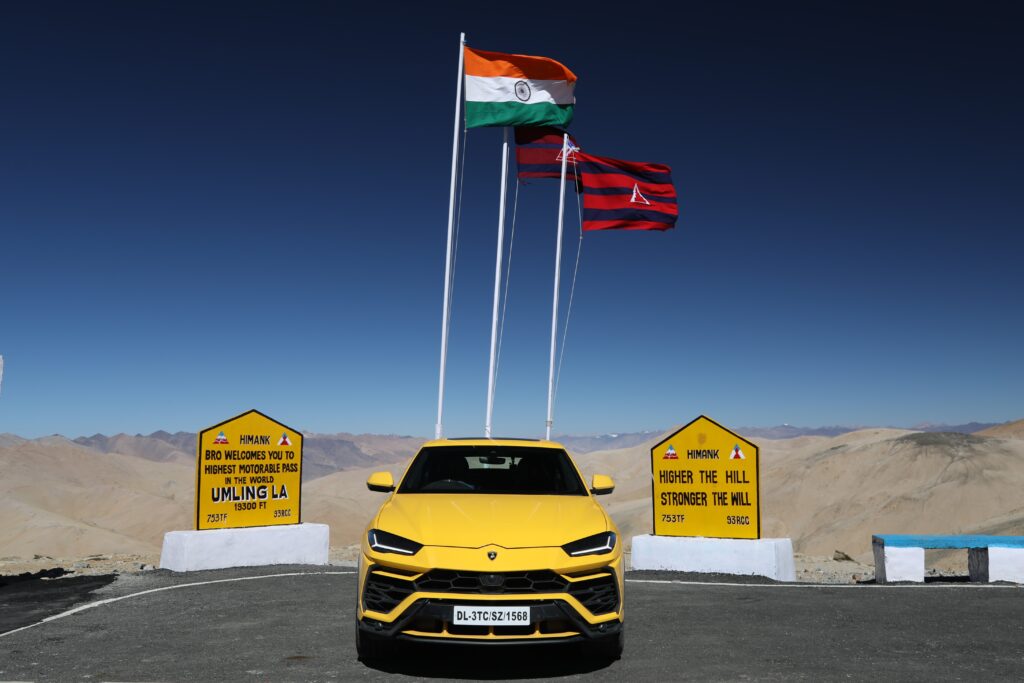 Lamborghini Urus unlocks the world’s highest driveable road in India via @Carsfera.com #Lamborghini #LamborghiniUrus #SUV #Supercars #SuperSUV #india #indiatest #V8 #twinturbo #urus 