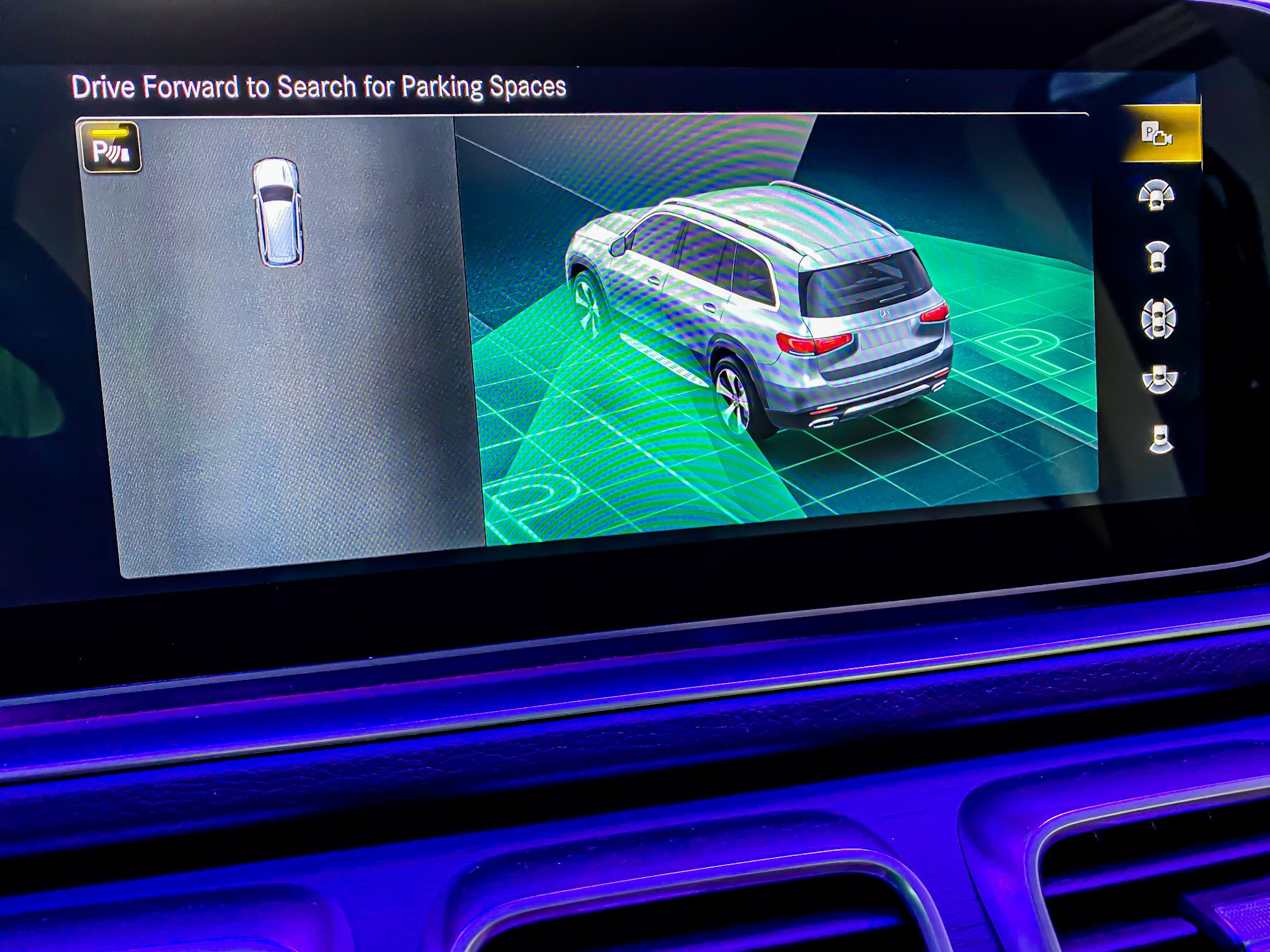 Car's parking assist system displaying surroundings on screen.
