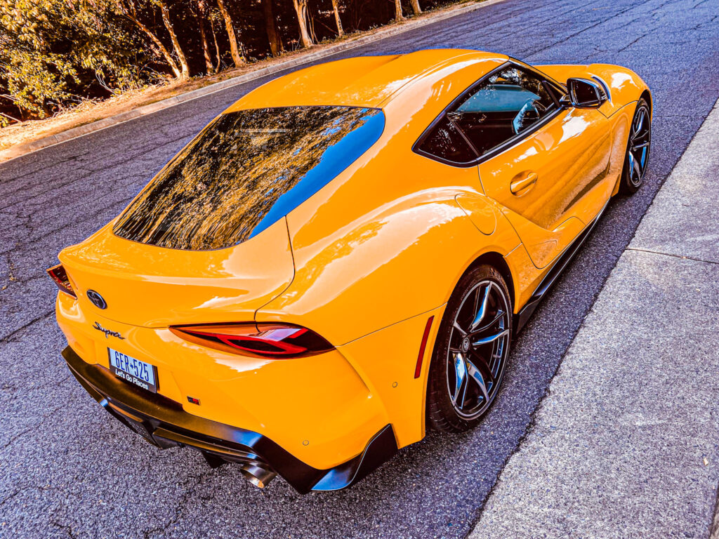 Toyota introduced the Supra in 2020, a completely new model, twenty-one years after the last Supra left the United States and we had the pleasure to drive it during the 2021 Carsfera Auto Fest.