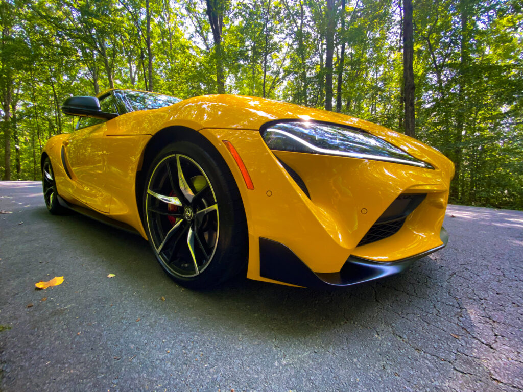 Toyota introduced the Supra in 2020, a completely new model, twenty-one years after the last Supra left the United States and we had the pleasure to drive it during the 2021 Carsfera Auto Fest.