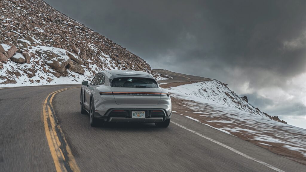 Un Taycan Cross Turismo ha entrado en el Libro Guiness de los Récord. Este Porsche ha establecido una nueva marca al conseguir la mayor ganancia de altitud jamás alcanzada por un coche eléctrico: 4.842,967 metros