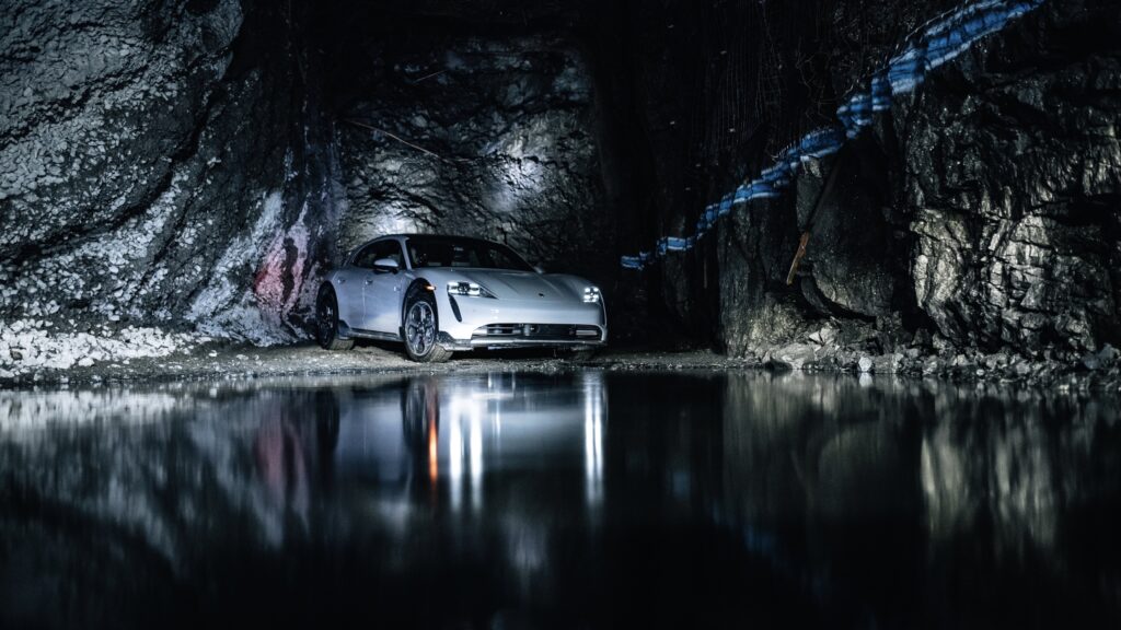 Un Taycan Cross Turismo ha entrado en el Libro Guiness de los Récord. Este Porsche ha establecido una nueva marca al conseguir la mayor ganancia de altitud jamás alcanzada por un coche eléctrico: 4.842,967 metros