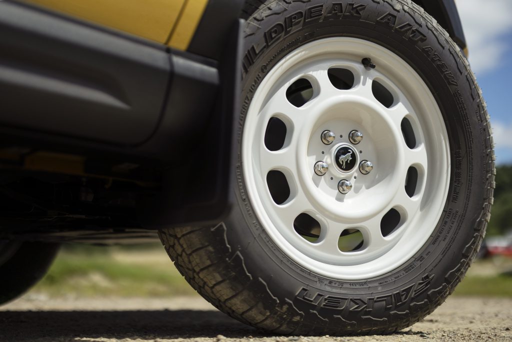 Side profile image of the 17-inch heritage wheels painted in Oxford White, adding a retro touch to the SUV's appearance.