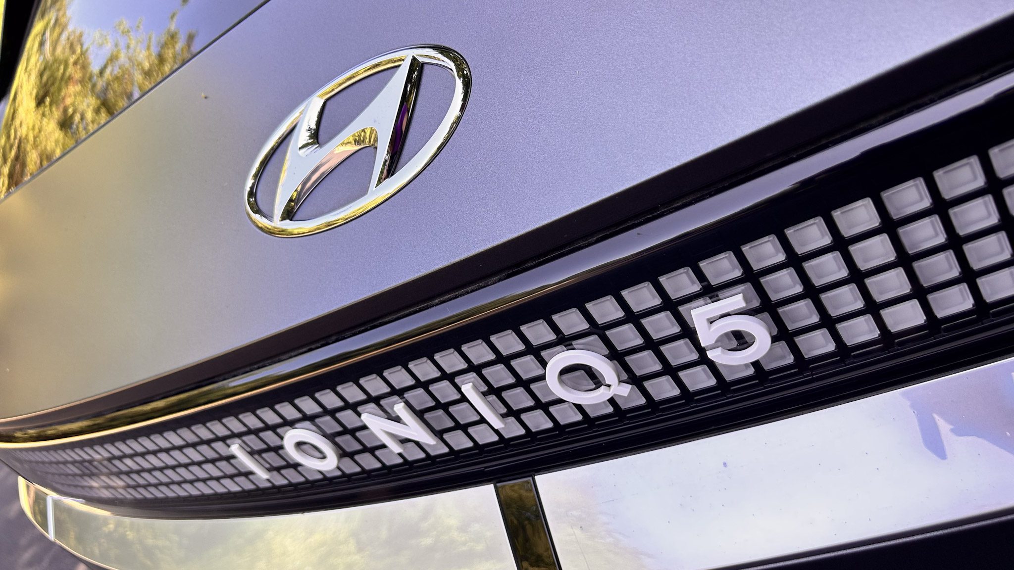 Close-up of a Hyundai car badge and grille with 'i30 1.5' badge.