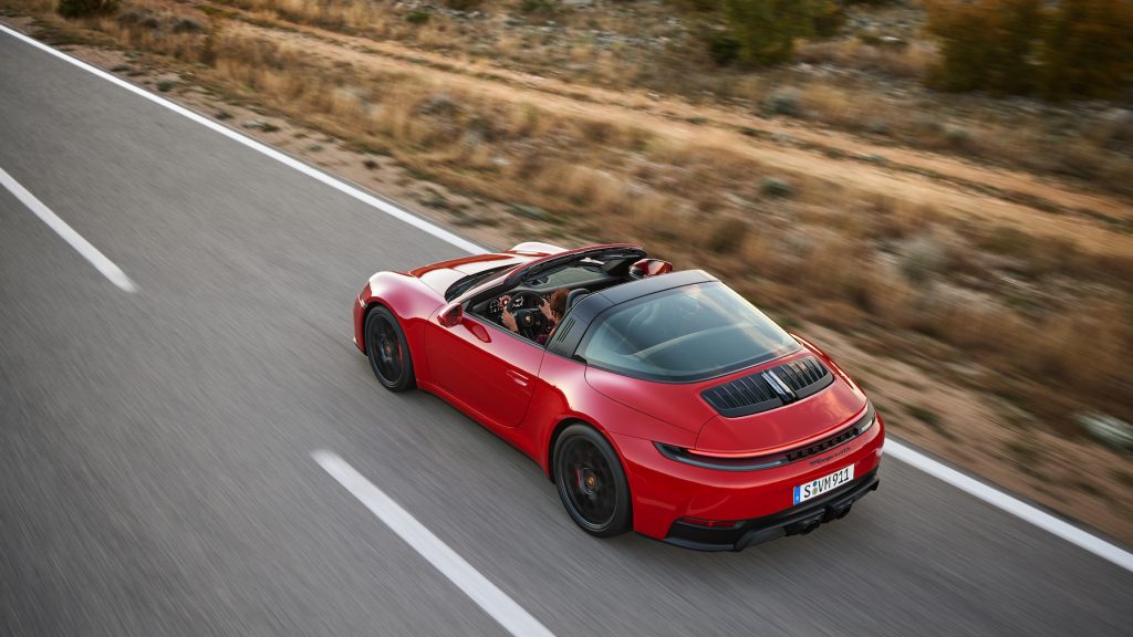 Details of the sporty features on the Porsche 911 Carrera GTS, visit Carsfera.com