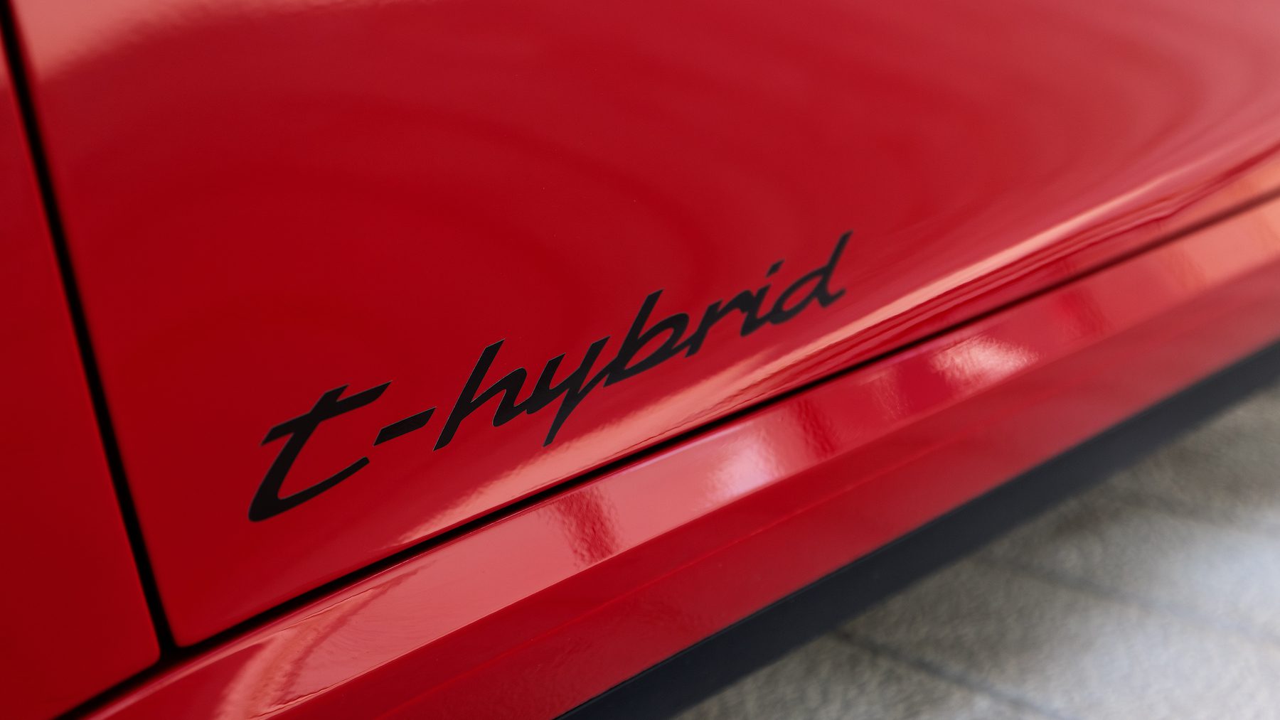 Details of the sporty features on the Porsche 911 Carrera GTS, visit Carsfera.com