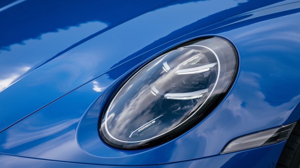 Details of the sporty features on the Porsche 911 Carrera GTS, visit Carsfera.com