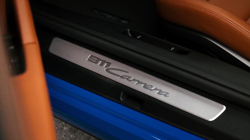 Details of the sporty features on the Porsche 911 Carrera GTS, visit Carsfera.com