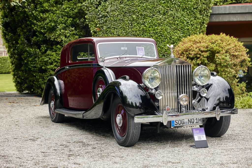 Rolls-Royce Phantom III, surrounded by period-appropriate elements from the 1930s. Visit Carsfera.com