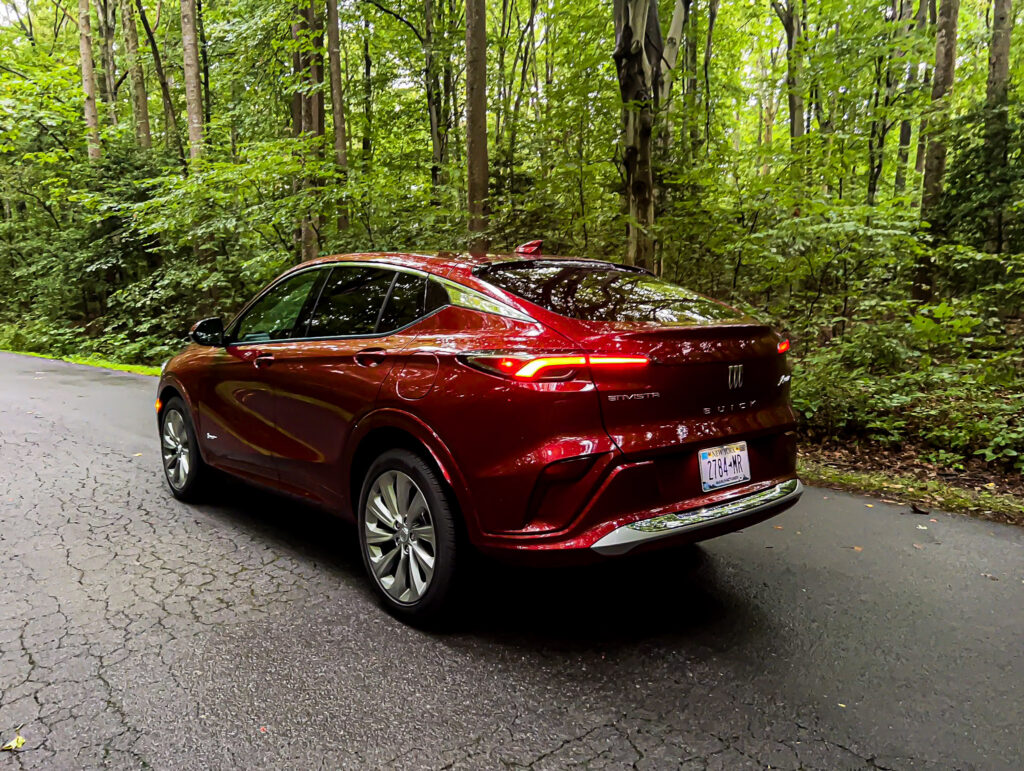 2024 Buick Envista Avenir luxury crossover featuring advanced technology and fuel efficiency. Read more at Carsfera.com