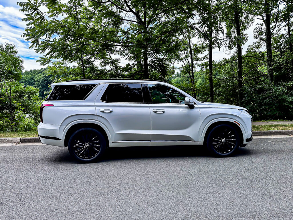 2024 Hyundai Palisade Calligraphy Night Edition SUV highlighting superior luxury design, advanced features, and bold aesthetics – Carsfera.com