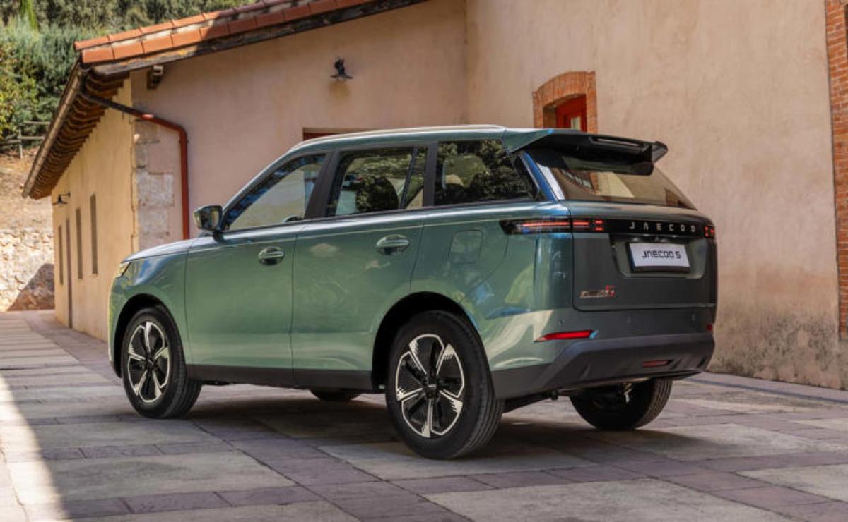 Green Land Rover Discovery parked near a building.