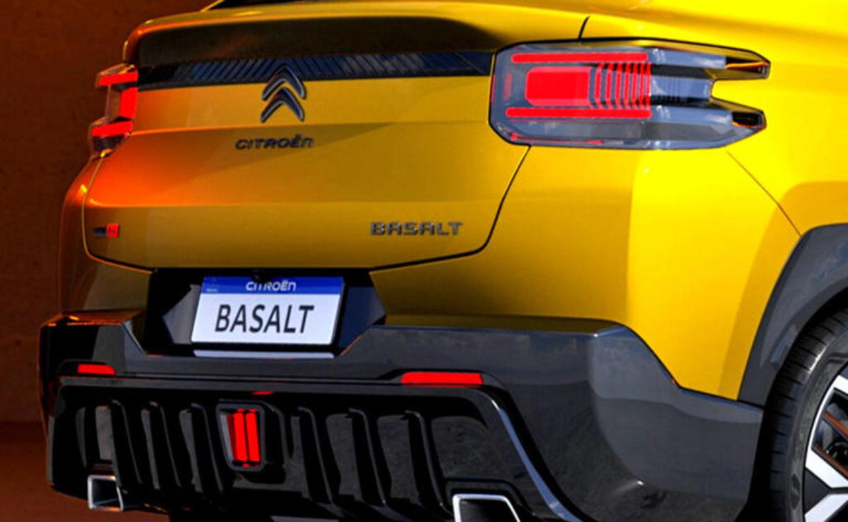 Rear view of a yellow Citroën SUV with Basalt license plate.