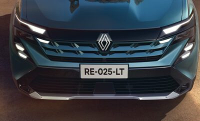 Front grille and logo of a dark blue Renault car with license plate RE-025-LT.