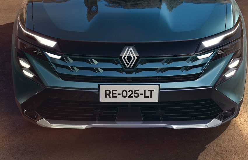 Front grille and logo of a dark blue Renault car with license plate RE-025-LT.