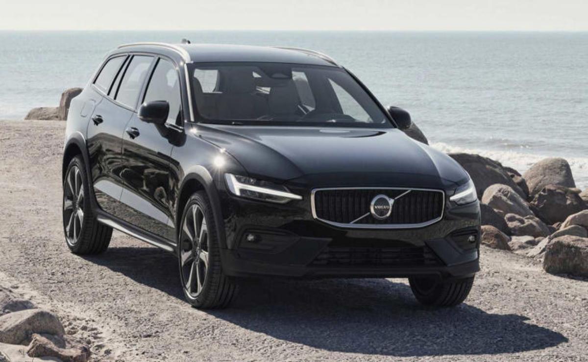 A sleek black Volvo SUV parked near the beach.
